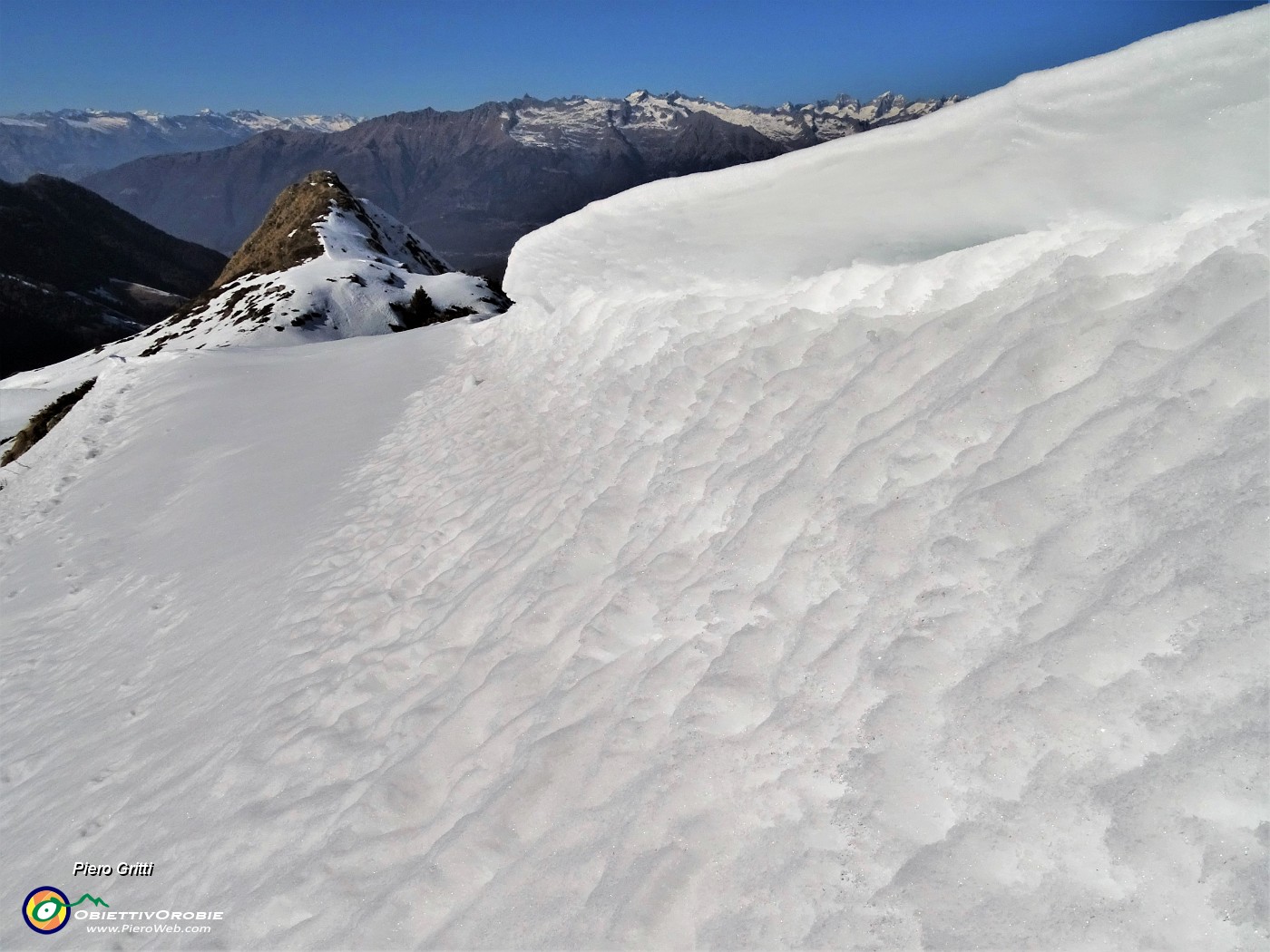 49 Sulla  cimetta carica di neve panoramica sulla Valle di Albaredo .JPG -                                